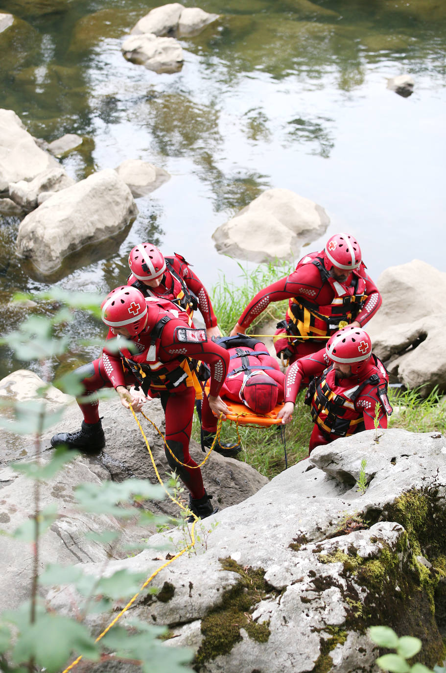 Los voluntarios del Equipos de Respuesta Inmediata en Emergencias (ERIE) realizan una actividad de búsqueda en medio acuático en la zona de Las Caldas