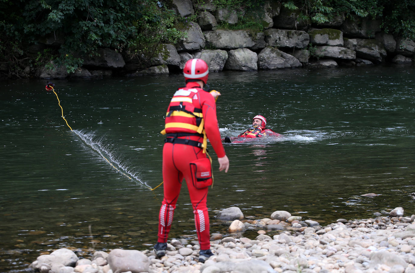 Los voluntarios del Equipos de Respuesta Inmediata en Emergencias (ERIE) realizan una actividad de búsqueda en medio acuático en la zona de Las Caldas