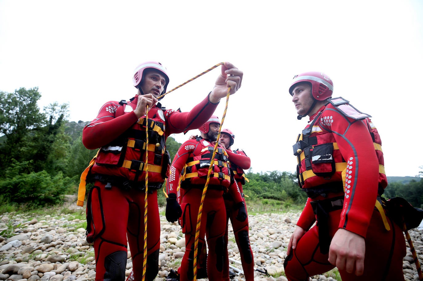 Los voluntarios del Equipos de Respuesta Inmediata en Emergencias (ERIE) realizan una actividad de búsqueda en medio acuático en la zona de Las Caldas