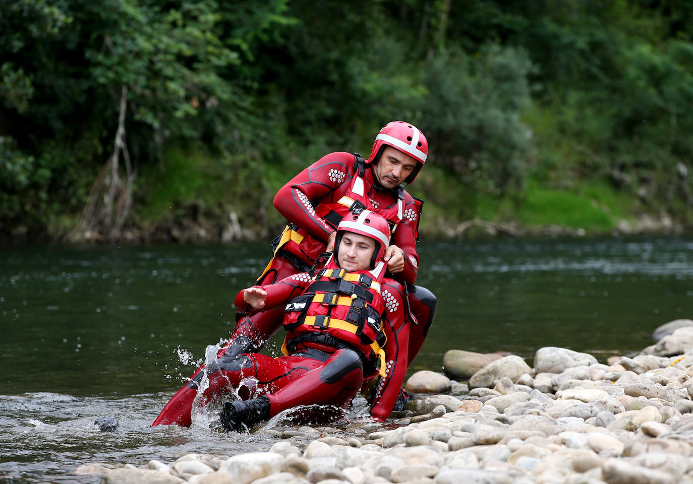 Los voluntarios del Equipos de Respuesta Inmediata en Emergencias (ERIE) realizan una actividad de búsqueda en medio acuático en la zona de Las Caldas