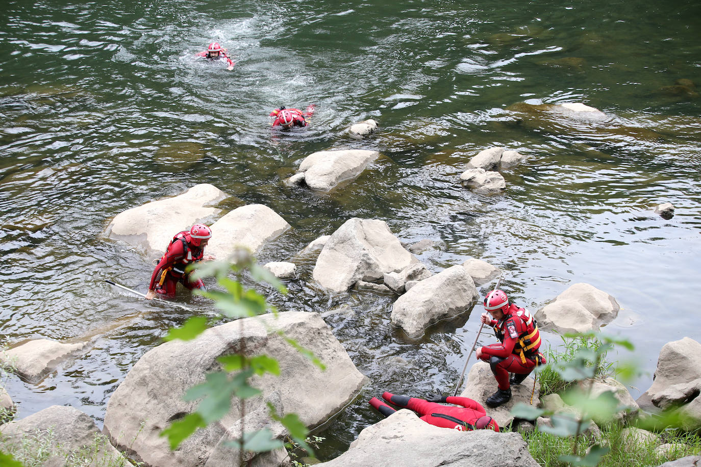 Los voluntarios del Equipos de Respuesta Inmediata en Emergencias (ERIE) realizan una actividad de búsqueda en medio acuático en la zona de Las Caldas