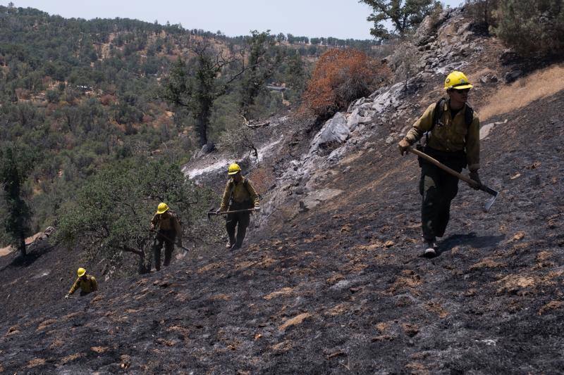 Los bomberos y los equipos de limpieza de California luchan contra los estragos que ha dejado el último incendio en el condado de Mariposa. Las altas temperaturas de la región están dificultando la extinción del fuego, que ya lleva más de 3.200 hectáreas calcinadas