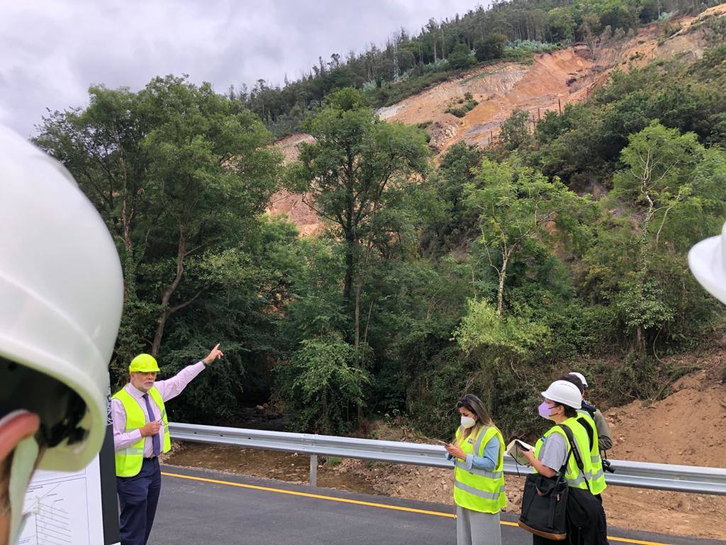 Abre al tráfico el vial alternativo para sortear el desprendimiento. El director general de Carreteras, Javier Herrero, afirma que es «el argayo de mayor altura de España en estos momentos»