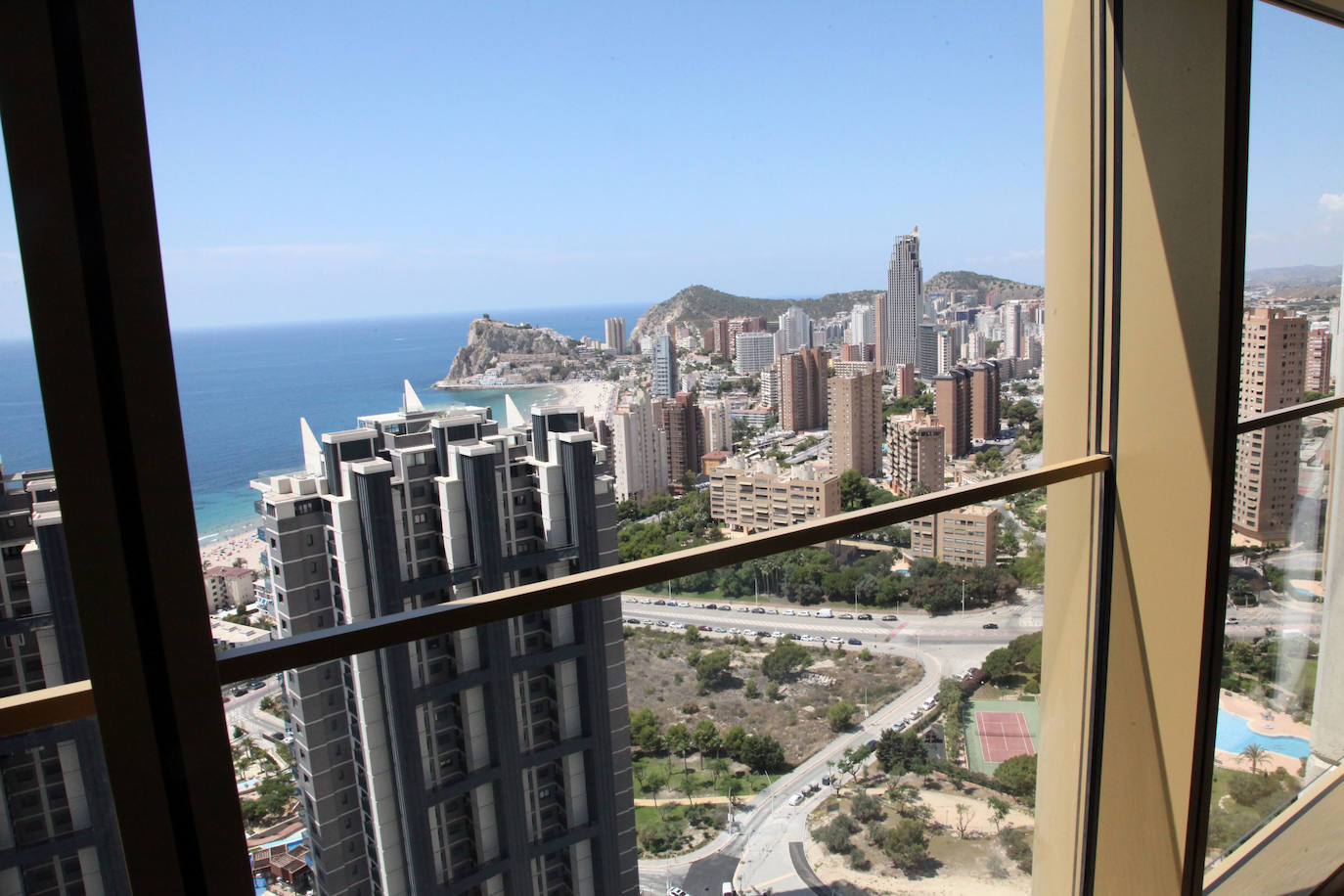 El Intempo es el rey de los rascacielos de Benidorm. El edificio es el residencial más alto de Europa, con dos torres de 198 metros cada una. Cuenta con 256 viviendas repartidas en un total de 45 plantas