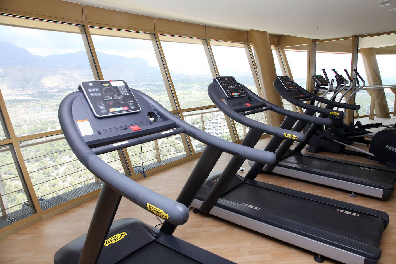 El Intempo es el rey de los rascacielos de Benidorm. El edificio es el residencial más alto de Europa, con dos torres de 198 metros cada una. Cuenta con 256 viviendas repartidas en un total de 45 plantas