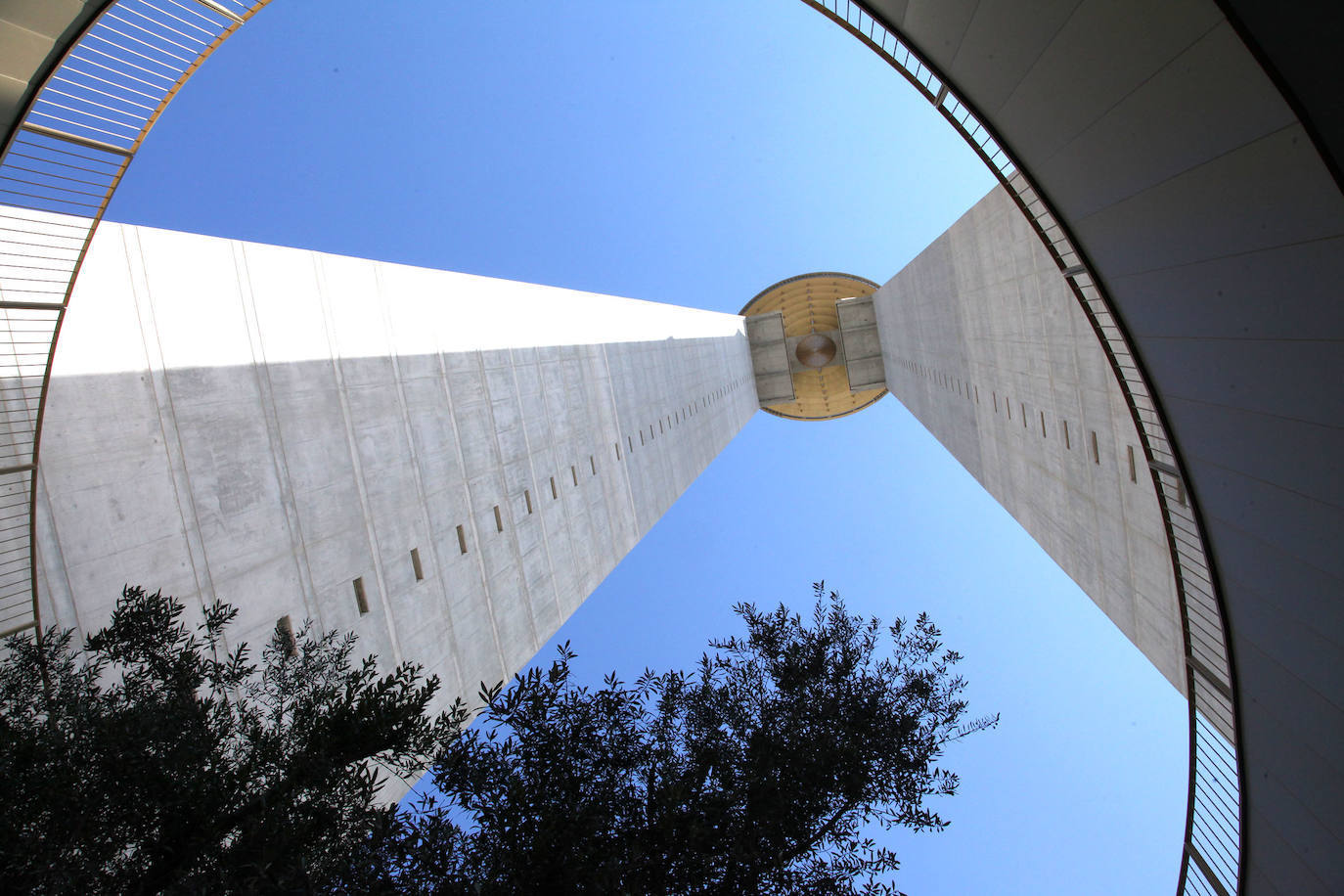 El Intempo es el rey de los rascacielos de Benidorm. El edificio es el residencial más alto de Europa, con dos torres de 198 metros cada una. Cuenta con 256 viviendas repartidas en un total de 45 plantas