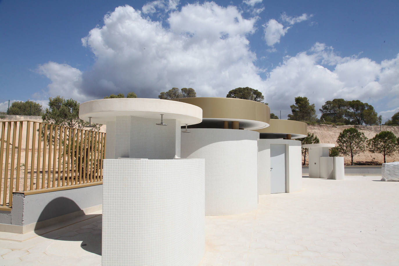 El Intempo es el rey de los rascacielos de Benidorm. El edificio es el residencial más alto de Europa, con dos torres de 198 metros cada una. Cuenta con 256 viviendas repartidas en un total de 45 plantas