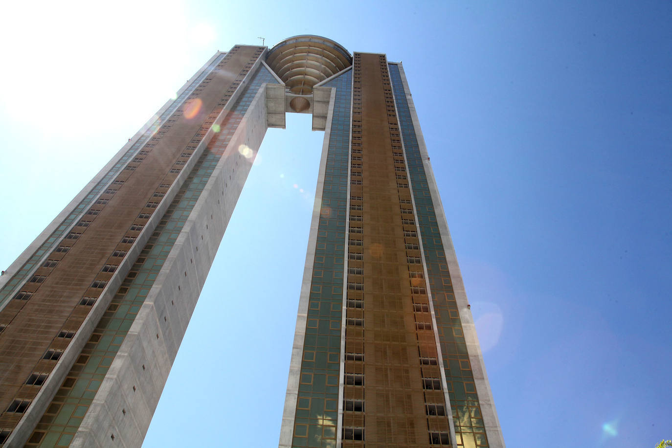 El Intempo es el rey de los rascacielos de Benidorm. El edificio es el residencial más alto de Europa, con dos torres de 198 metros cada una. Cuenta con 256 viviendas repartidas en un total de 45 plantas