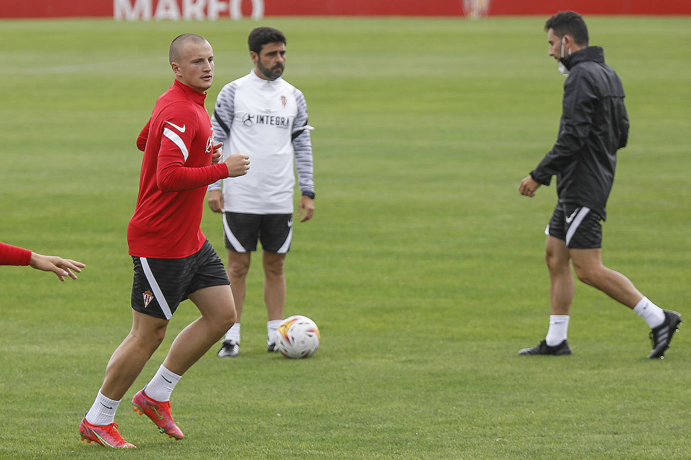 Fotos: Kravets ya viste con la camiseta del Sporting