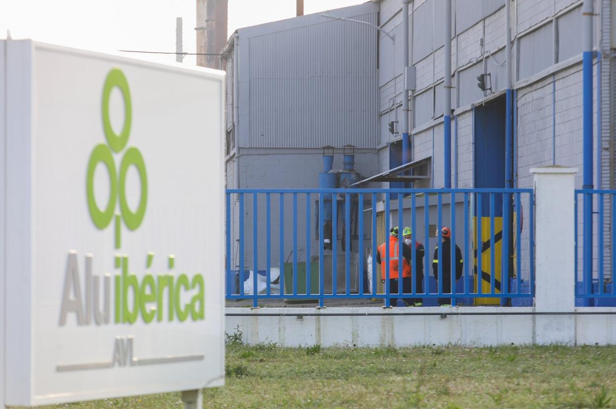 Plantilla de trabajadores de Alu Ibérica en la planta avilesina de San Balandrán. 