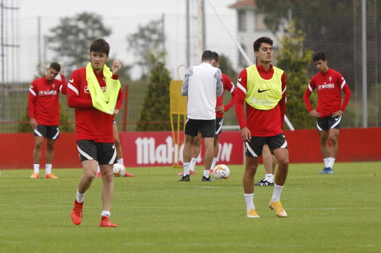 Los laterales Guille Rosas y Enol Coto, durante la sesión. 