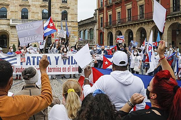 Participantes en la protesta contra el régimen cubano en la plaza Mayor de Gijón. 