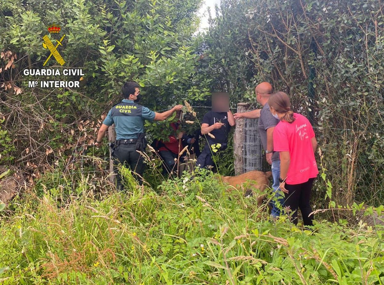 Bomberos y Guardia Civil ayudan a Roberto a salir de la zona boscosa donde pasó la noche. 