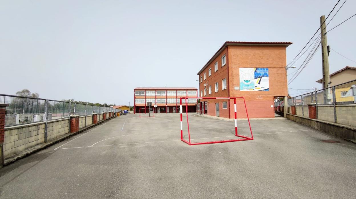 El colegio de Muros recibe una inversión de 300.000 euros para hacer un polideportivo. 