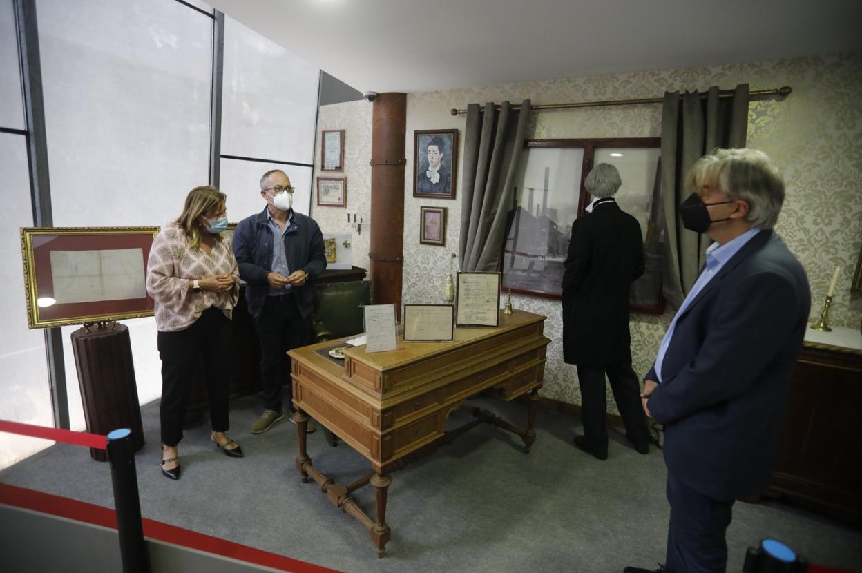 La alcaldesa de Langreo, Carmen Arbesú, y el donante, Javier Álvarez Nuño, observan los documentos en la sala de Pedro Duro en el Musi. 
