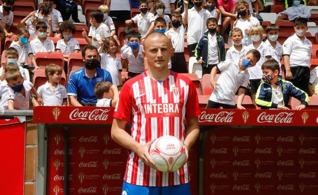 Kravets vistió este jueves la camiseta del Sporting por primera vez.