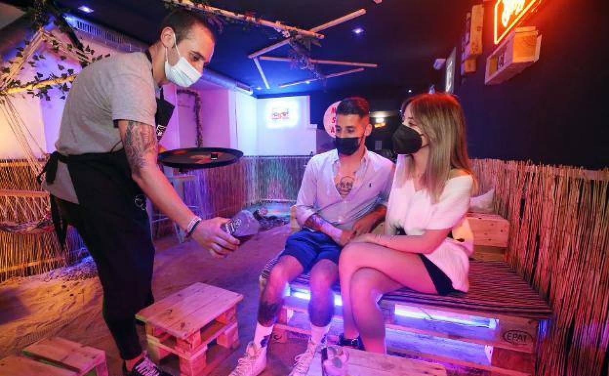 Clientes en el local de Mar Salada