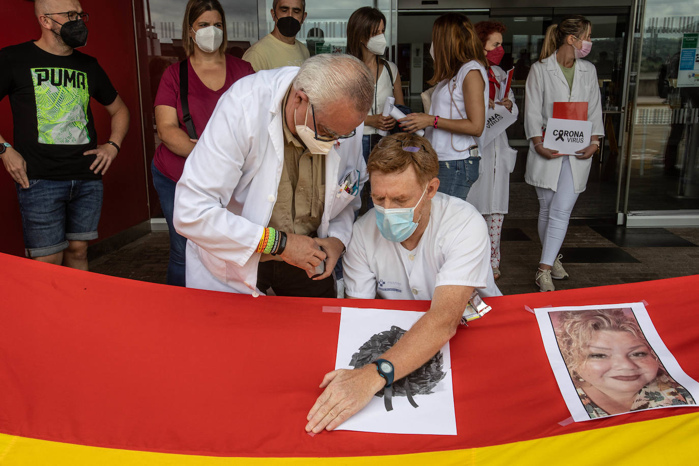 Rosa Banquetero, técnica de rayos del Hospital Universitario Central de Asturias de 50 años, falleció en marzo víctima de la covid-19. Sus compañeros le han rendido homenaje este jueves en su centro de trabajo. 