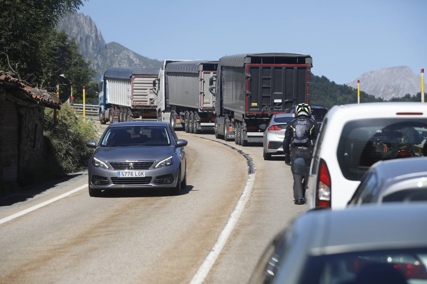 Así quedó el camión después de volcar, por razones que aún se desconocen