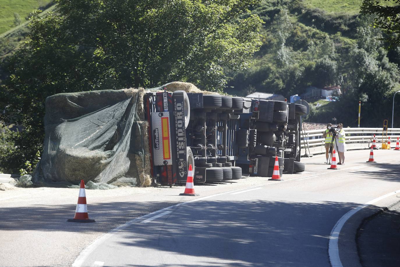 Así quedó el camión después de volcar, por razones que aún se desconocen