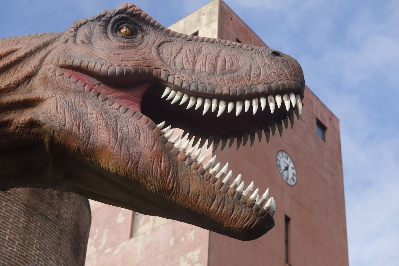 El Palacio de Revillagigedo, en Gijón, expone catorce dinosaurios animados y ofrece múltiples actividades hasta el día 29 de agosto