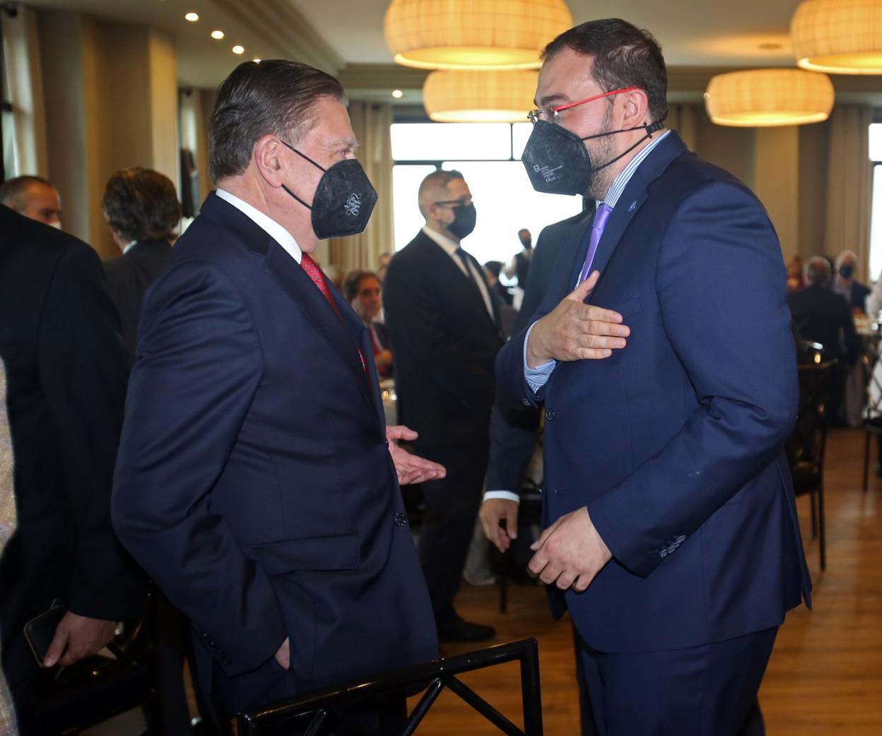 El alcalde saluda a Barbón en la entrega del Ovetense del Año. 