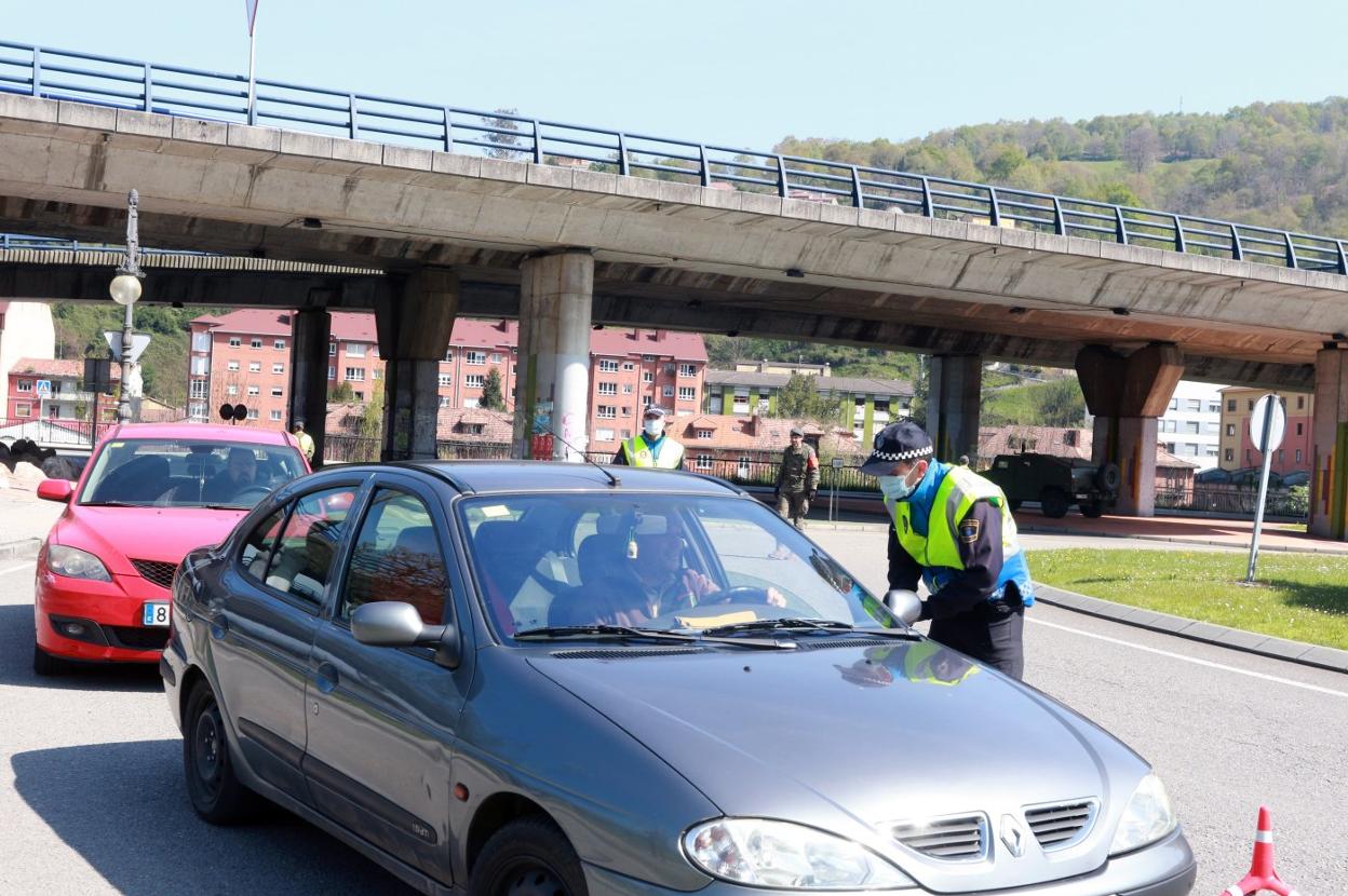Control en la rotonda de Sama durante el confinamiento. 