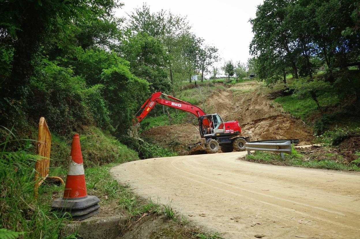 Una excavadora trabaja desde la mañana de ayer en el argayo, que mantiene cortada la carretera desde el pasado 19 de junio. 