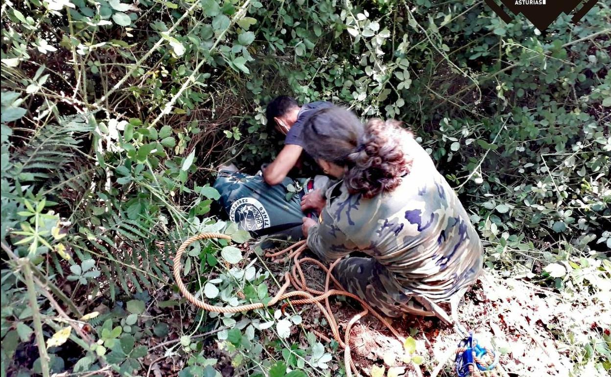 Rescatan a un hombre que cayó en una zona de maleza cuando estaba desbrozando una finca en Salas