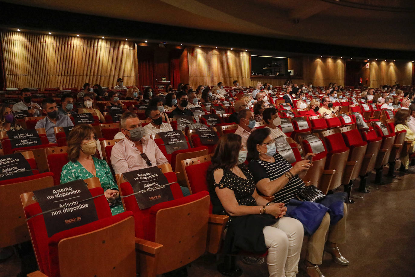 Los estudiantes de Comercio, Turismo y Ciencias Sociales se graduaron en La Laboral, donde el presidente de Alsa, Jacobo Cosmen, recogió su medalla de oro.