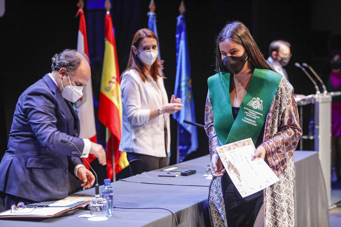 Los estudiantes de Comercio, Turismo y Ciencias Sociales se graduaron en La Laboral, donde el presidente de Alsa, Jacobo Cosmen, recogió su medalla de oro.