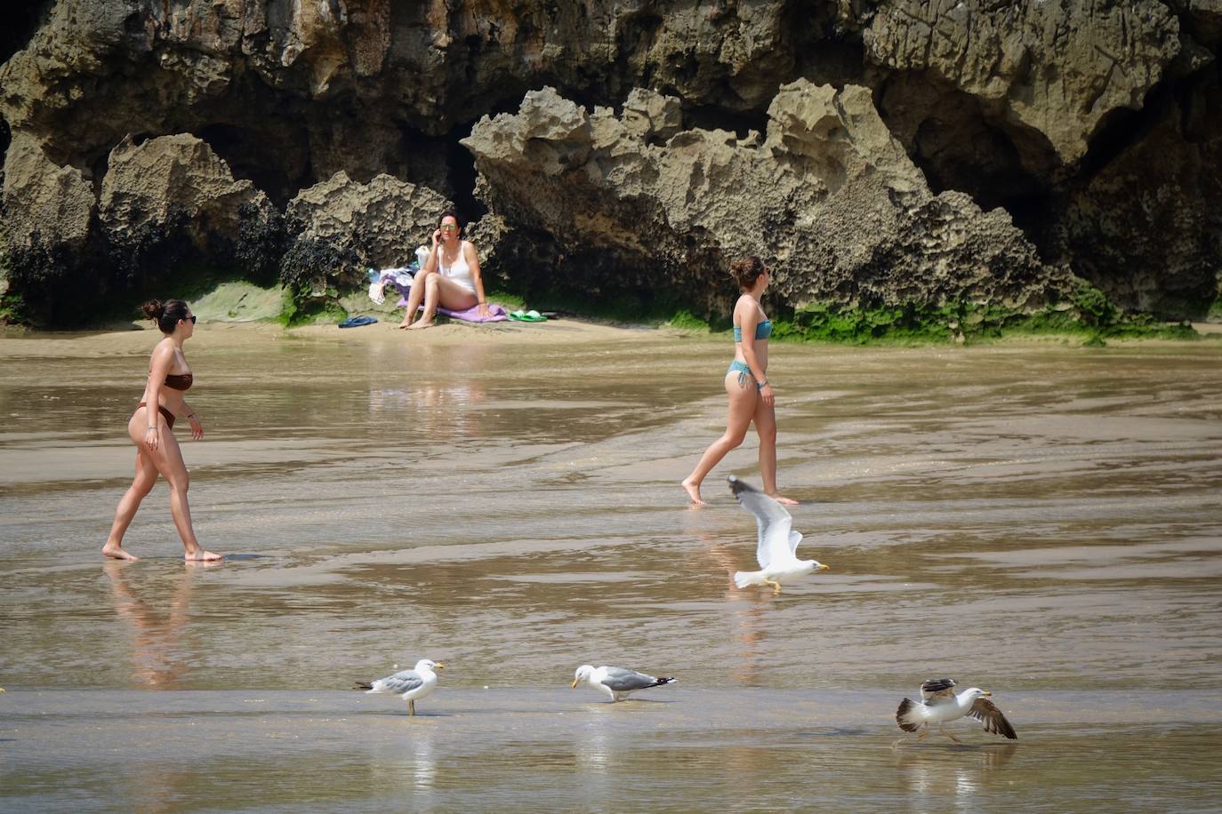 Playas llenas y termómetros que ya comienzan a marcar temperaturas propias del periodo estival en la región.