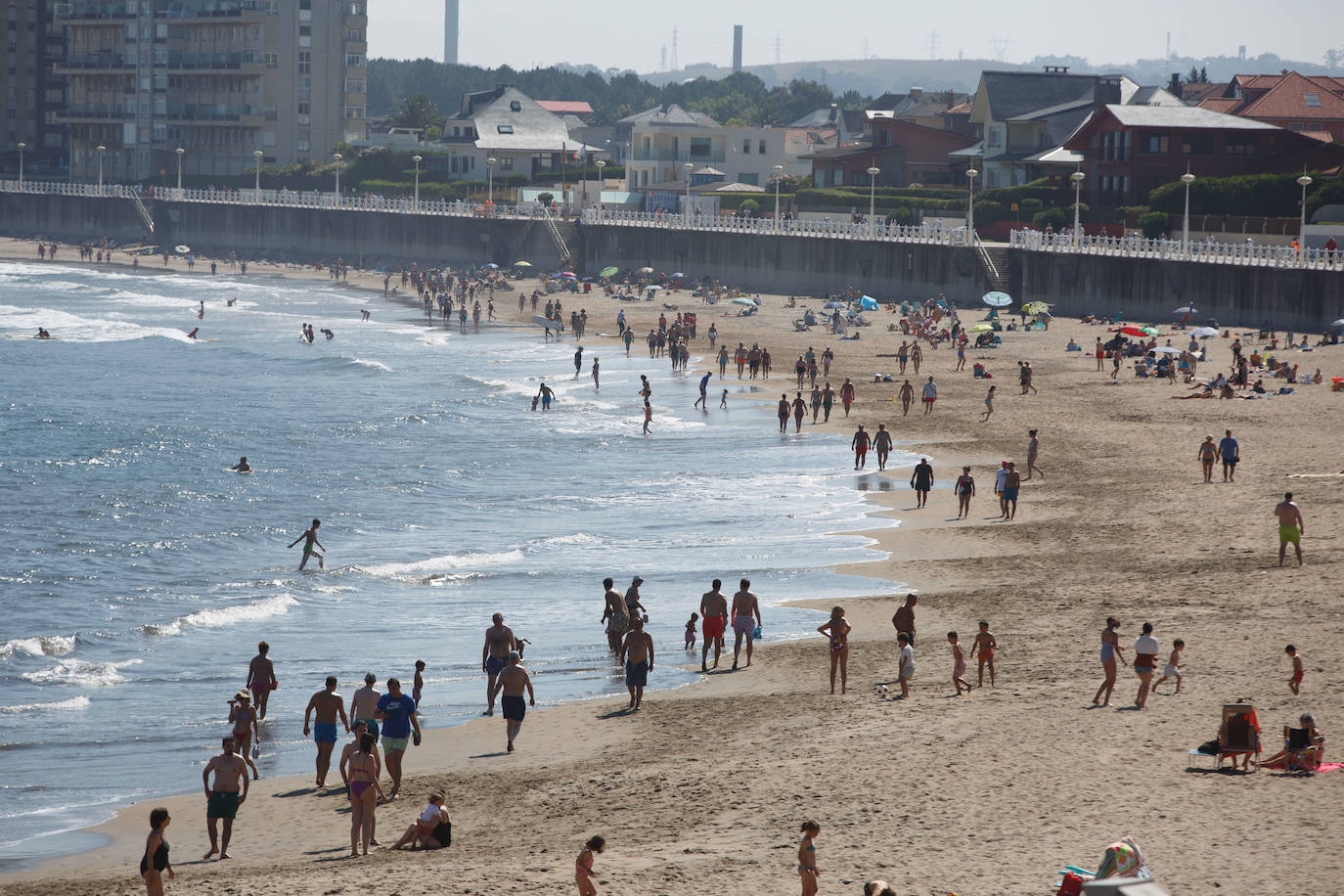 Playas llenas y termómetros que ya comienzan a marcar temperaturas propias del periodo estival en la región.