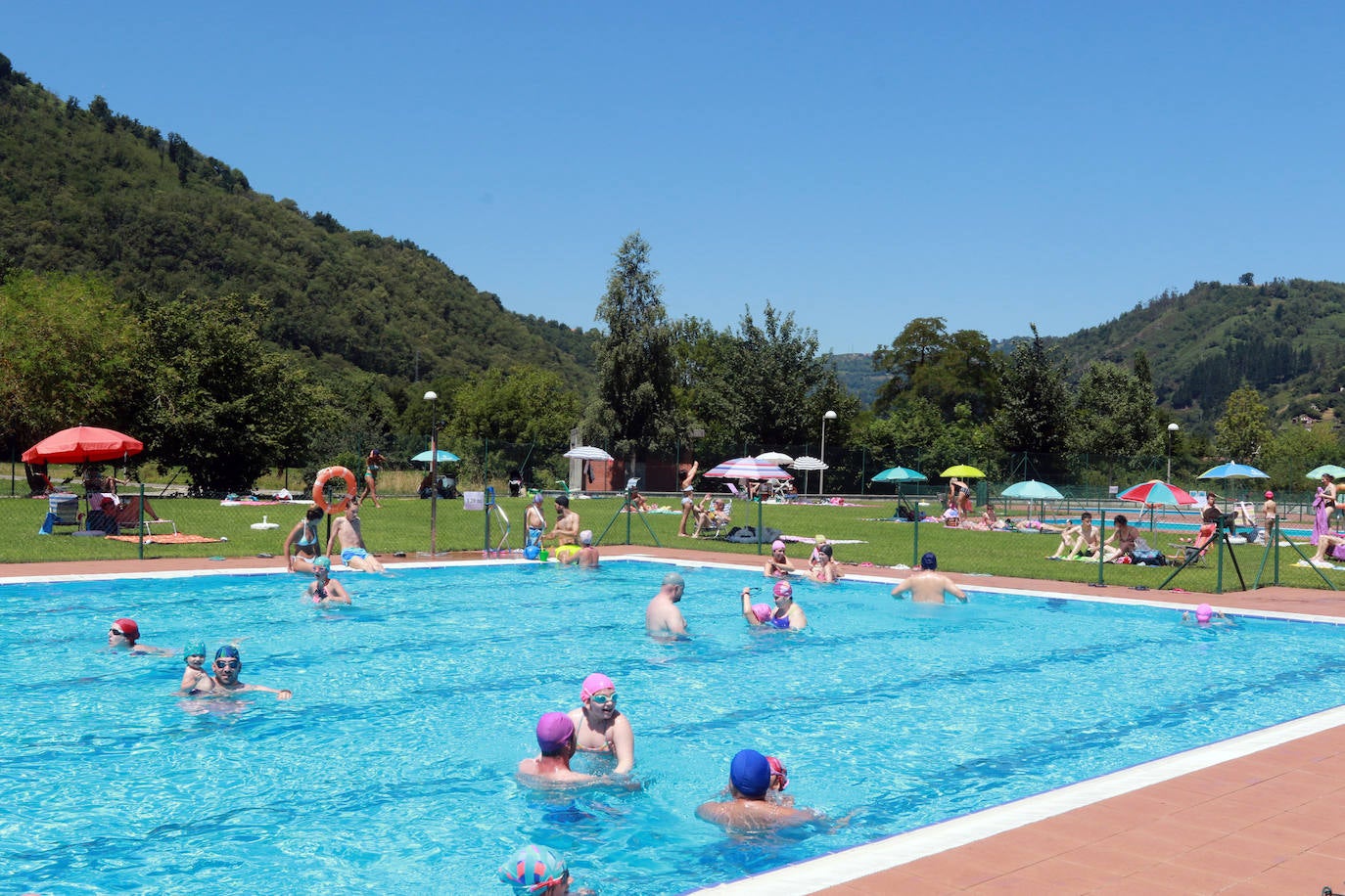 Playas llenas y termómetros que ya comienzan a marcar temperaturas propias del periodo estival en la región.