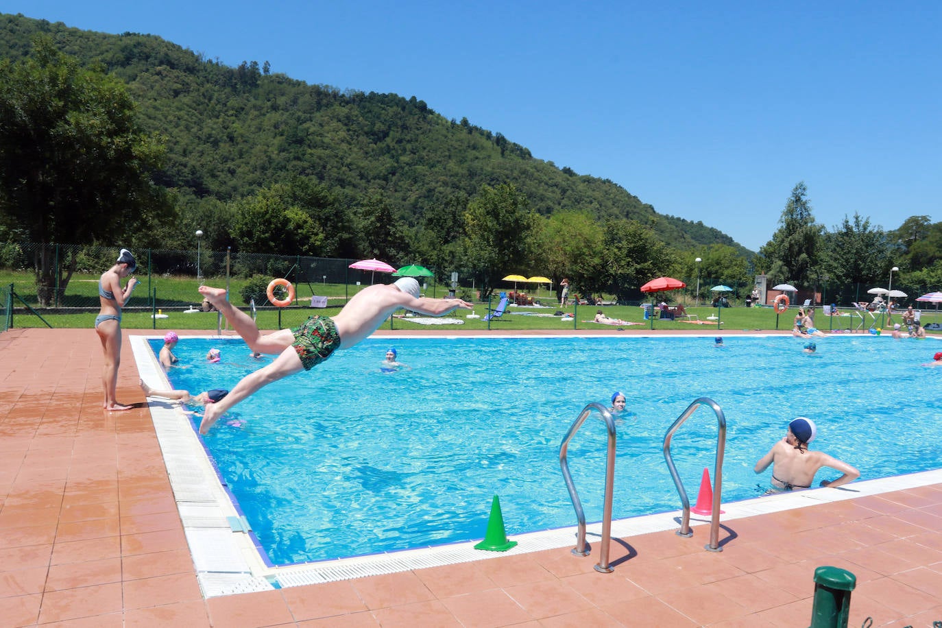 Playas llenas y termómetros que ya comienzan a marcar temperaturas propias del periodo estival en la región.