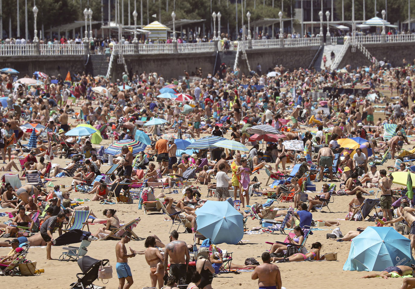 Playas llenas y termómetros que ya comienzan a marcar temperaturas propias del periodo estival en la región.