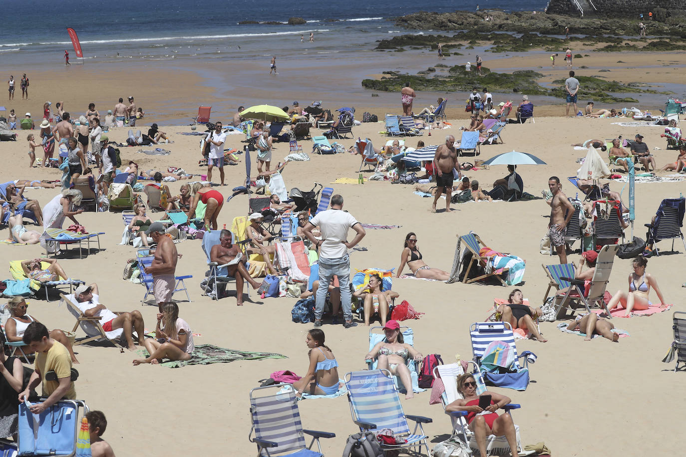 Playas llenas y termómetros que ya comienzan a marcar temperaturas propias del periodo estival en la región.