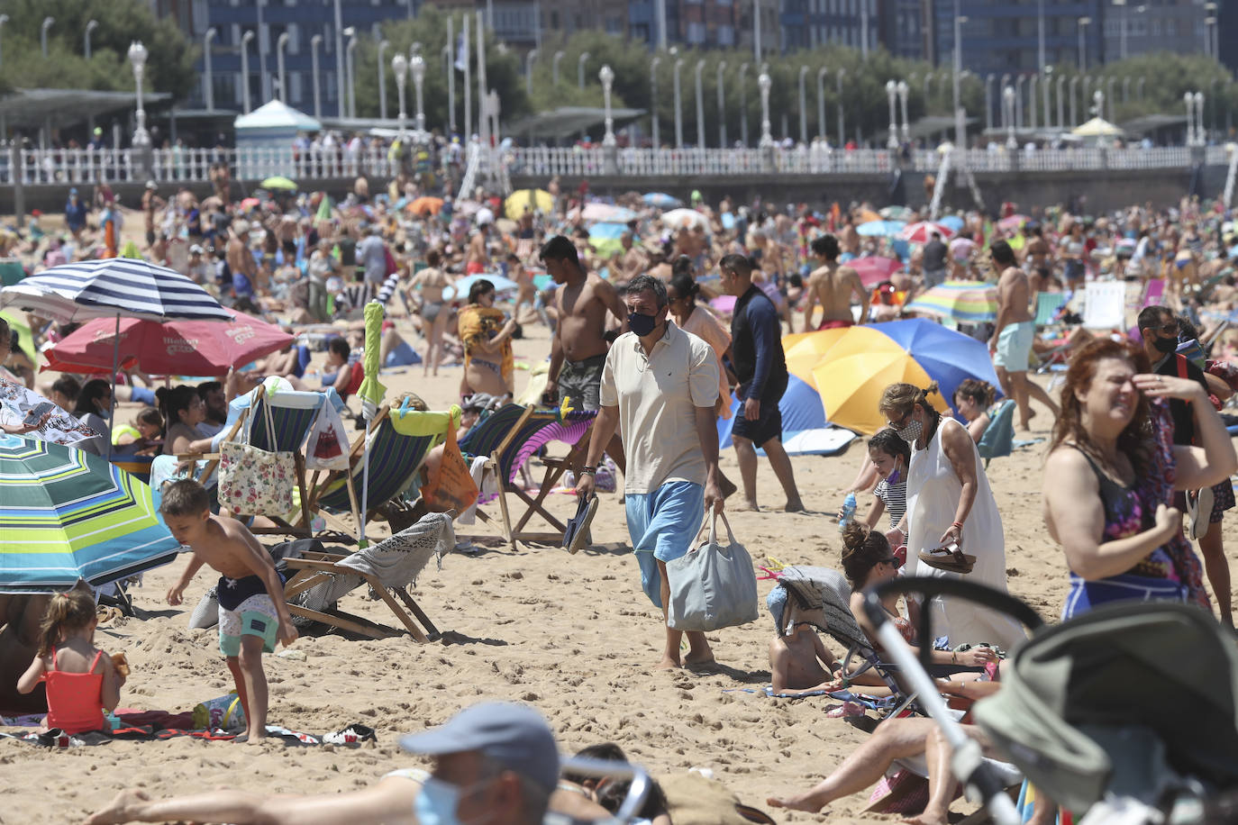 Playas llenas y termómetros que ya comienzan a marcar temperaturas propias del periodo estival en la región.