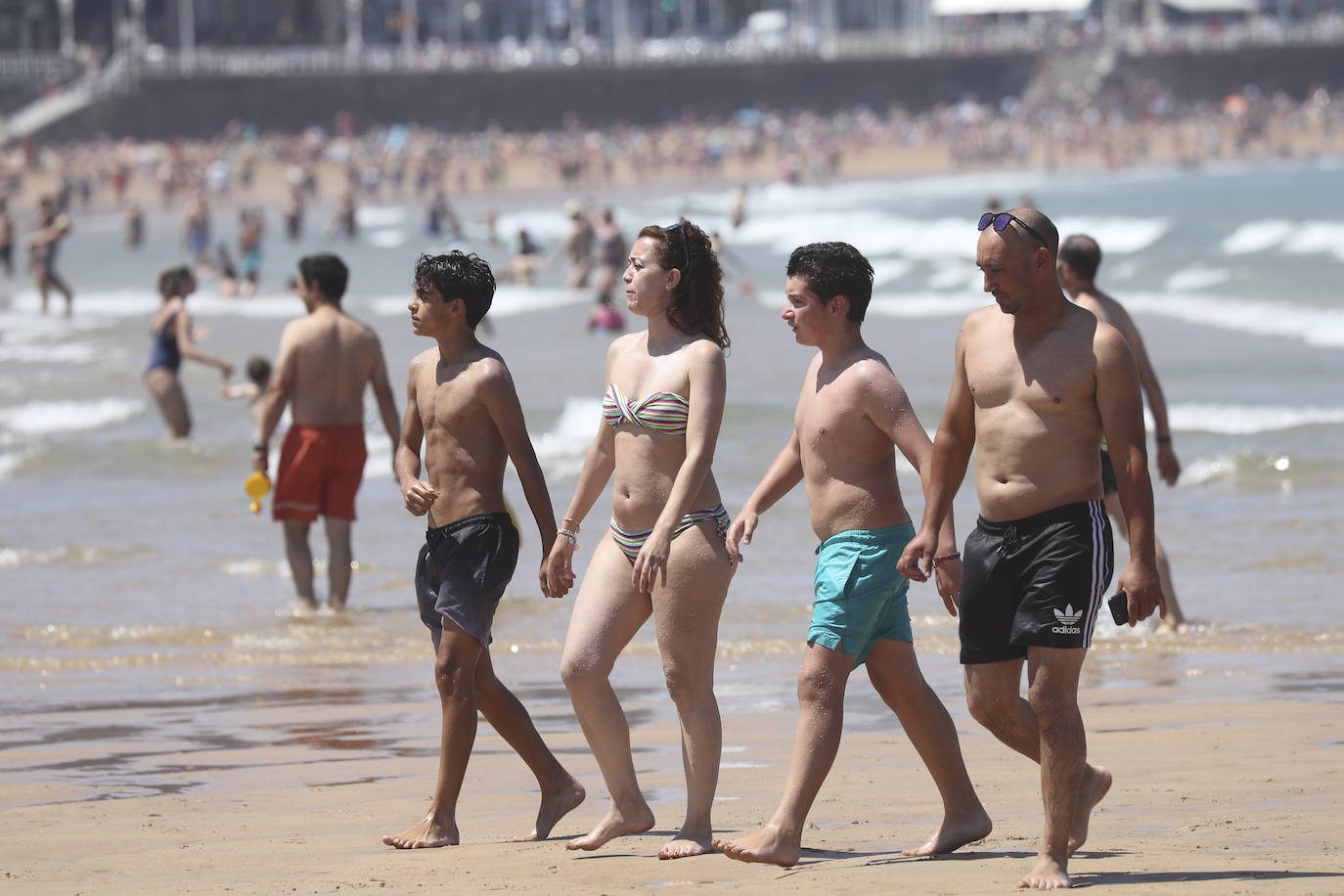 Playas llenas y termómetros que ya comienzan a marcar temperaturas propias del periodo estival en la región.