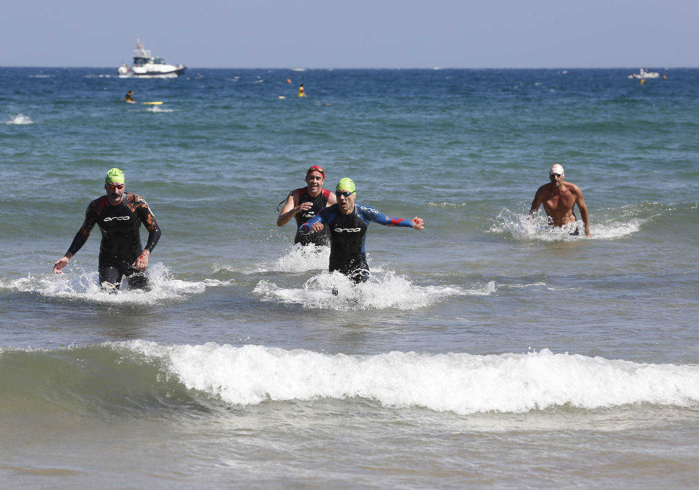 Xurde Fernández (Manuel Llaneza) y María Alzaga (Naútico de Narón) se adjudicaron el triunfo en la V Travesía Playas de Gijón.