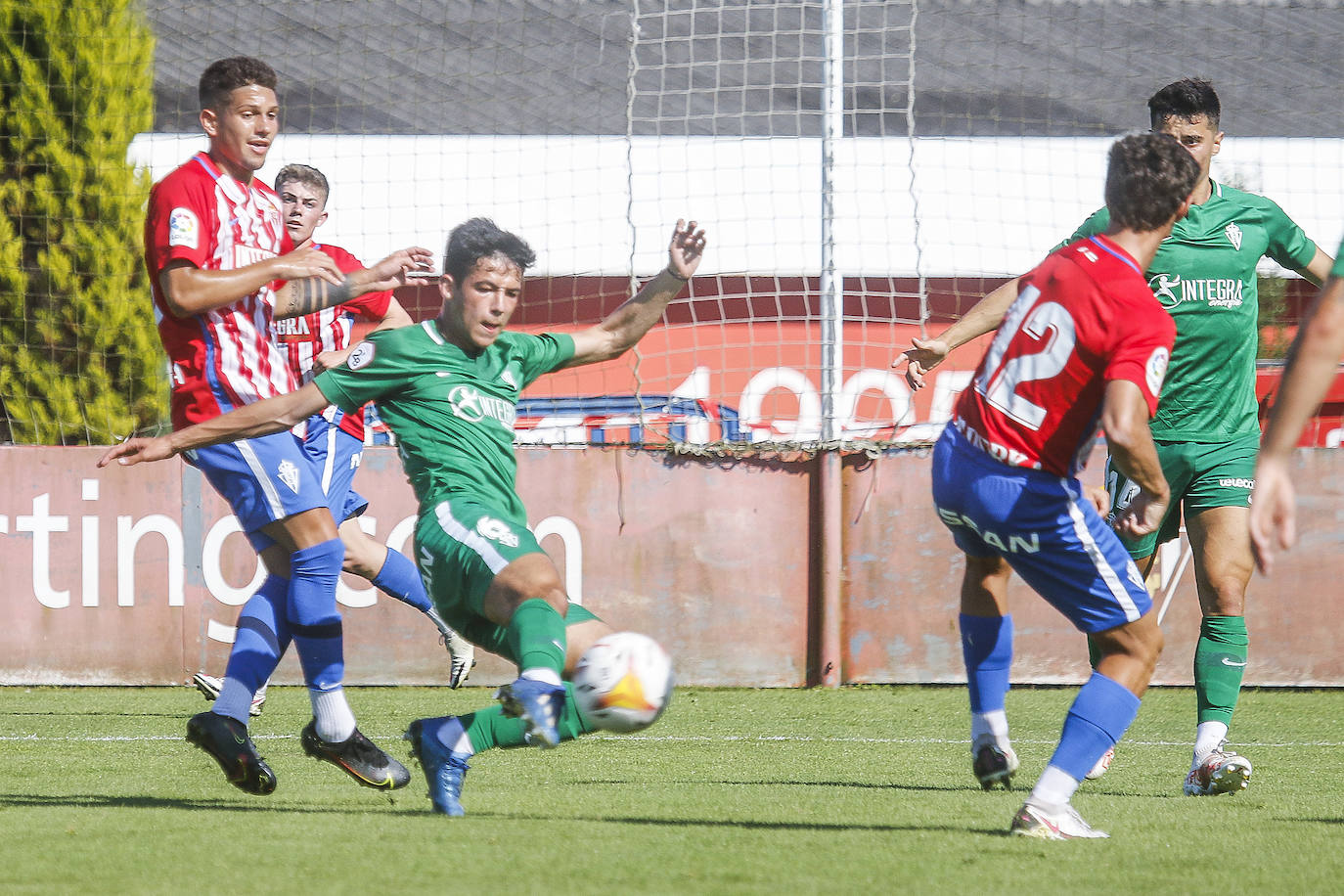 David Gallego dividió a la plantilla en dos equipos, uno rojiblanco y otro verde. El primero fue el vencedor