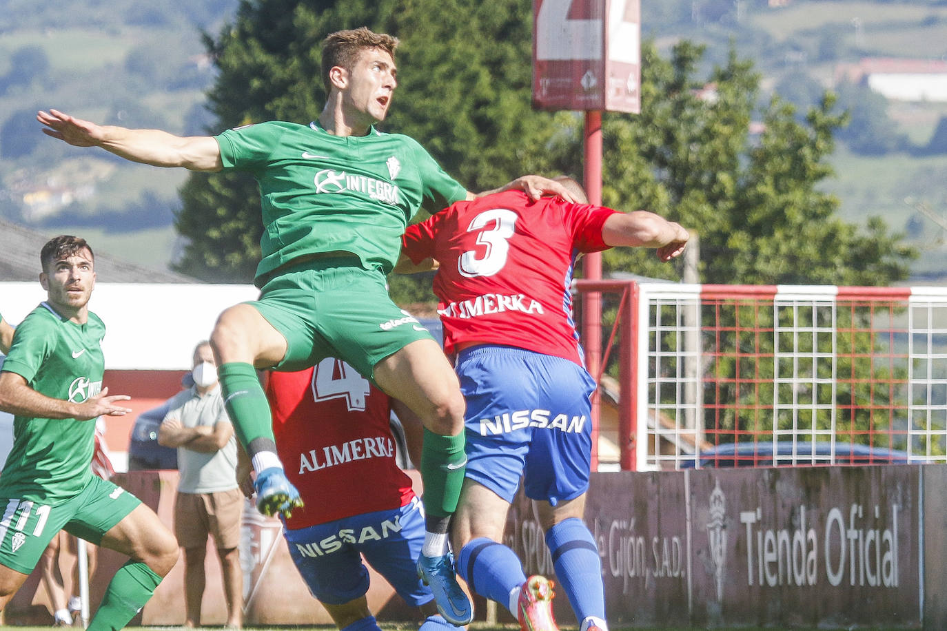 David Gallego dividió a la plantilla en dos equipos, uno rojiblanco y otro verde. El primero fue el vencedor