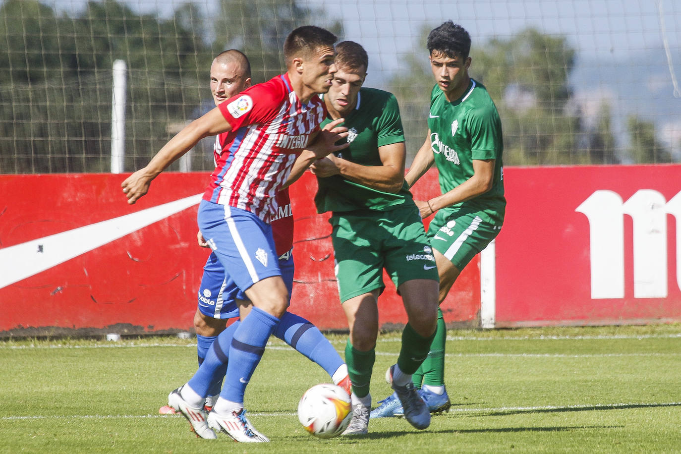 David Gallego dividió a la plantilla en dos equipos, uno rojiblanco y otro verde. El primero fue el vencedor