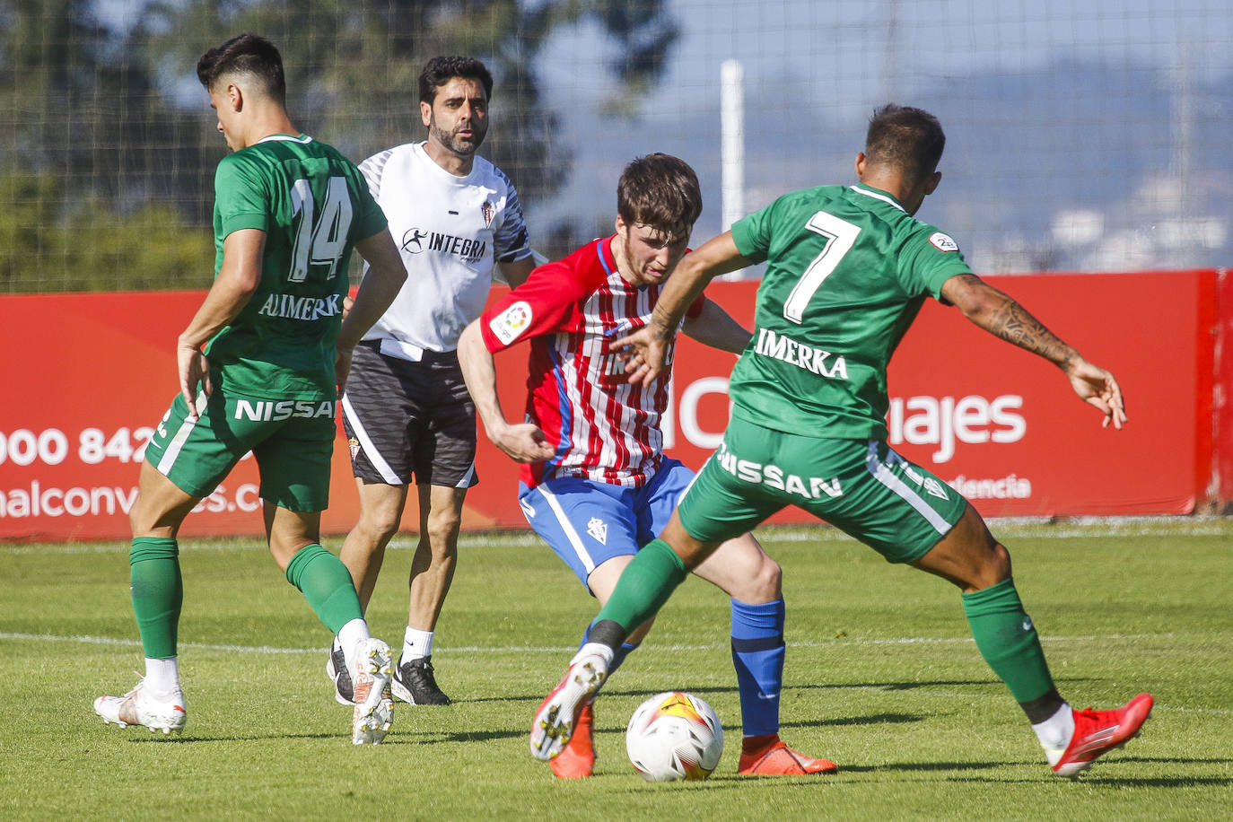 David Gallego dividió a la plantilla en dos equipos, uno rojiblanco y otro verde. El primero fue el vencedor