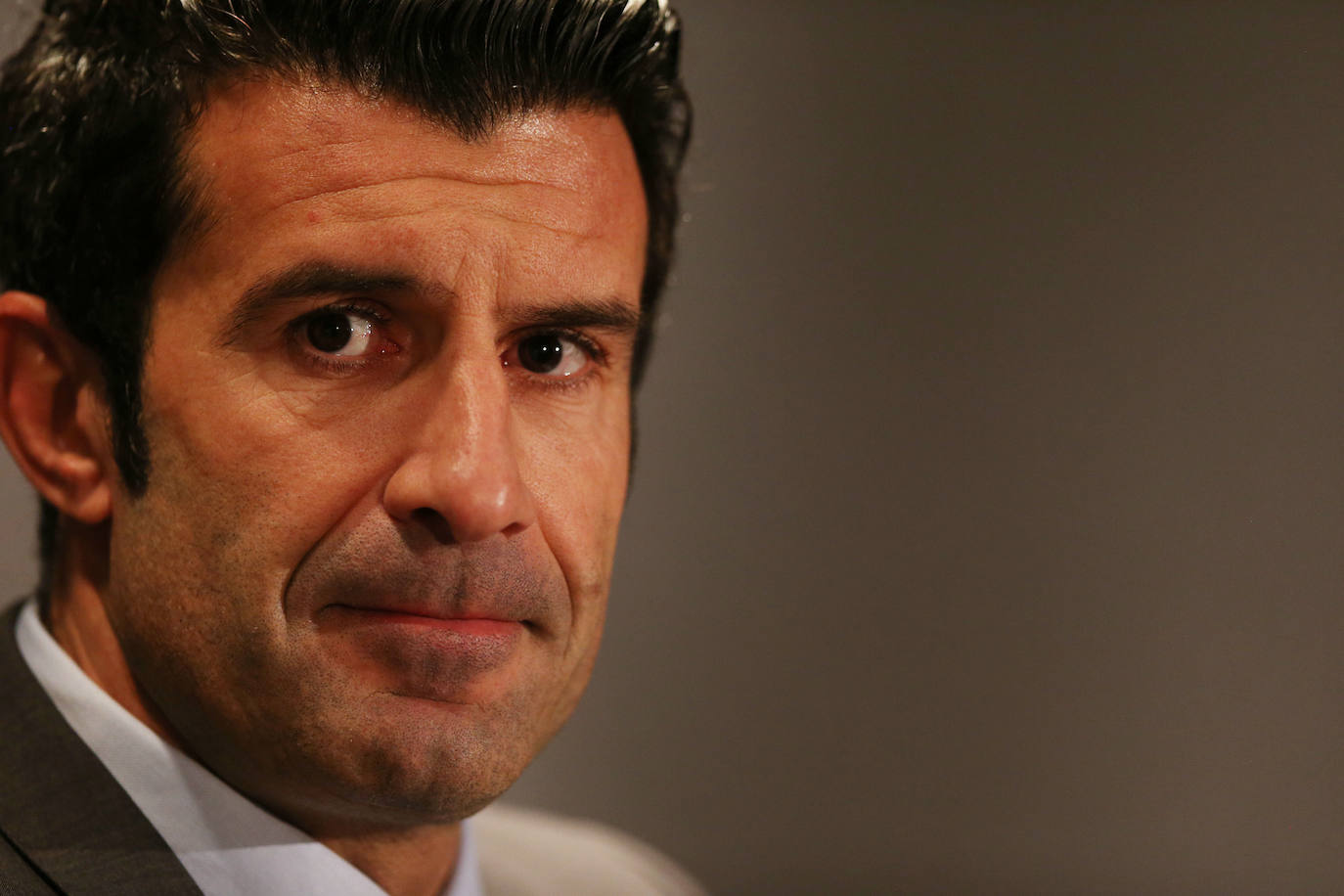 Figo. «El vestuario… Figo es el que jode el vestuario. El mejor ha sido Zidane, sin duda. Figo ha sido un hijo de puta. Como el chico este… Raúl. Los dos más malos han sido Figo y Raúl».