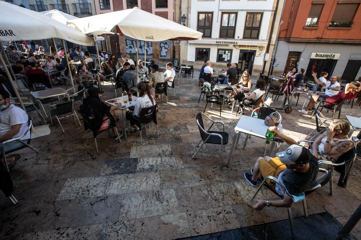 Clientes, en Oviedo, en una terraza habilitada por un local de ocio nocturno tras aprobar el ayuntamiento la resolución que lo permite. 