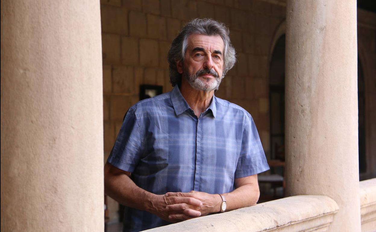 Guillermo Palomero, en el claustro del antiguo monasterio y actual Parador Nacional de San Marcos, en León.