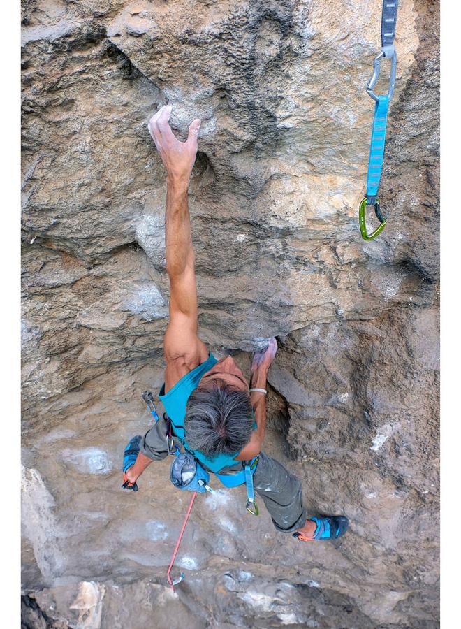 Javier López escalando en Fuso la vía 'Mojama' (7c/7c+)