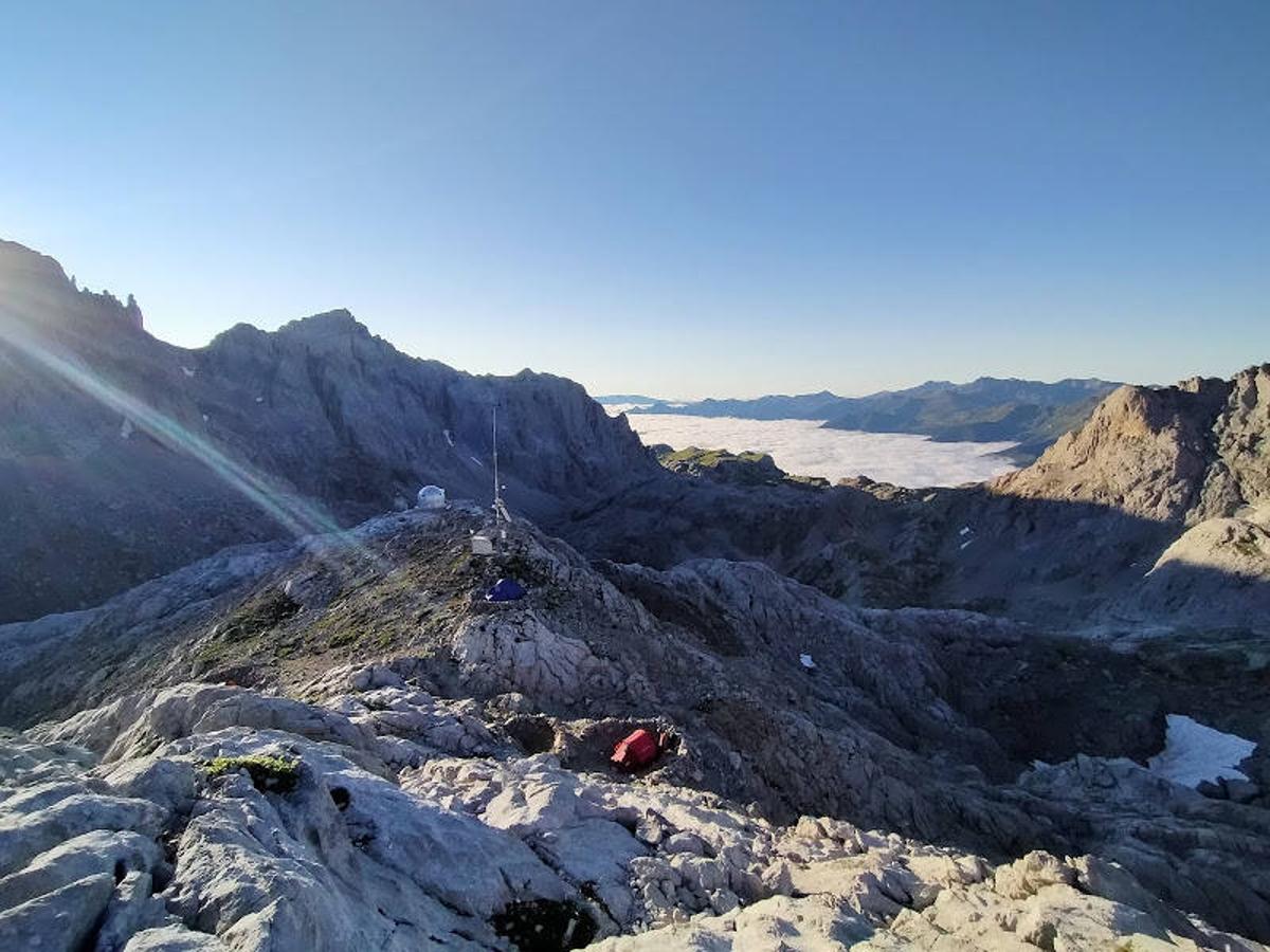 Vistas al refugio de Cabaña Verónica, con la Peña Olvidada y el teleférico de fondo