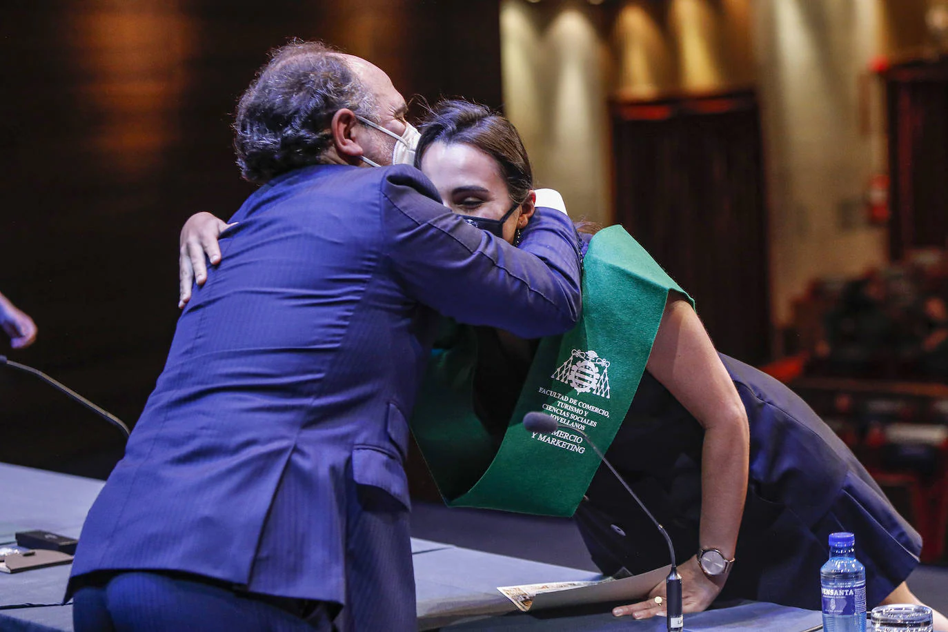 El rector entrega el diploma a su hija Paula.